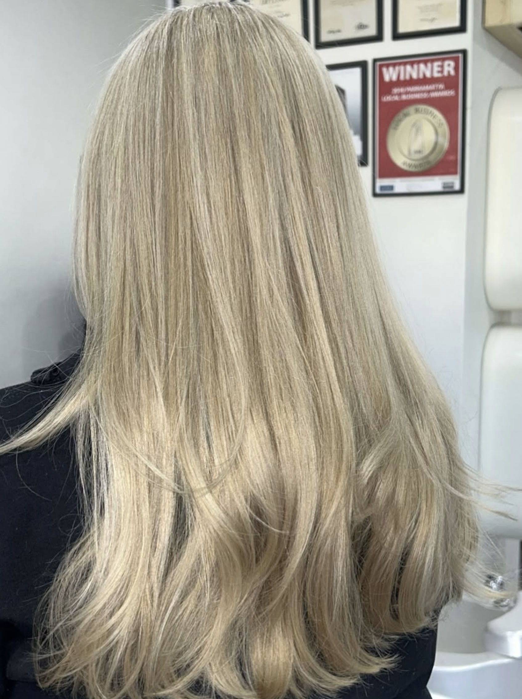 Blonde layered hair finish